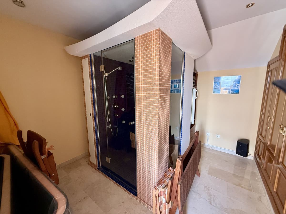 Semi-Detached House in Elviria — photo 8 of 10