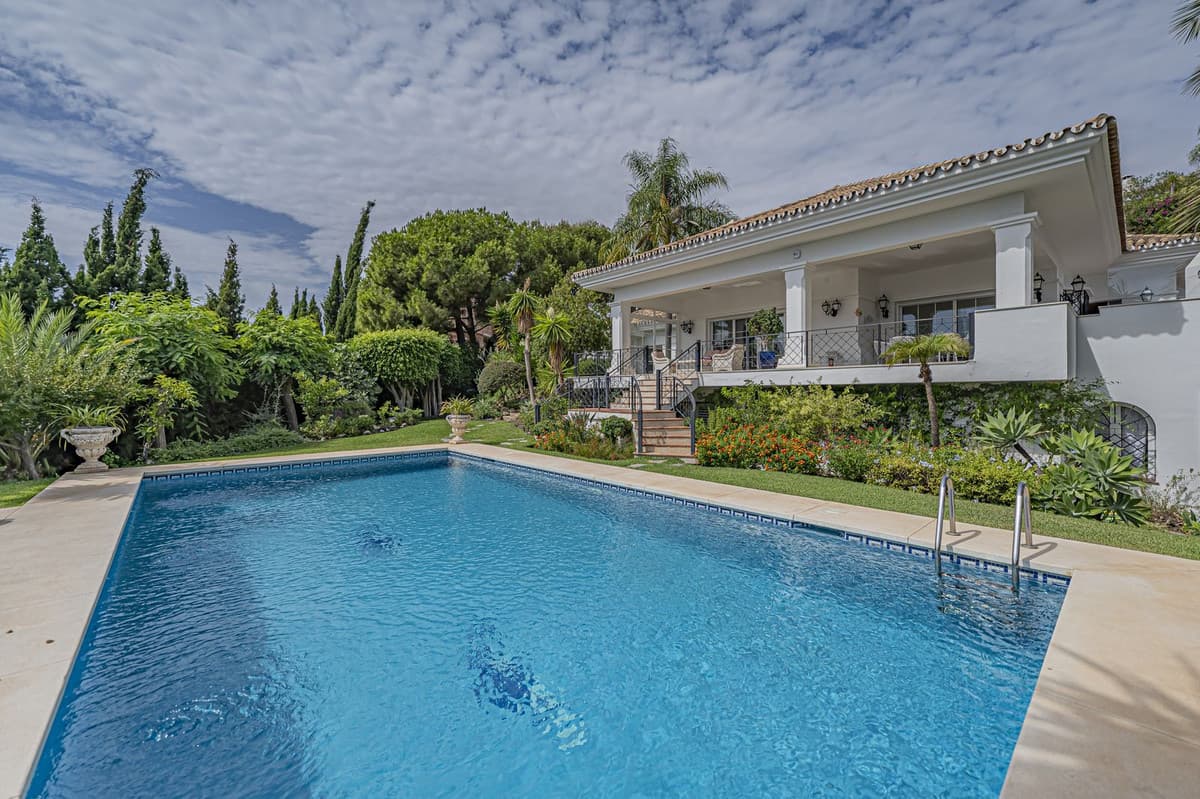 Detached Villa in El Paraiso — photo 1 of 10