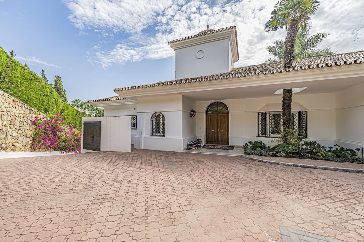 Detached Villa in El Paraiso — photo 2 of 10