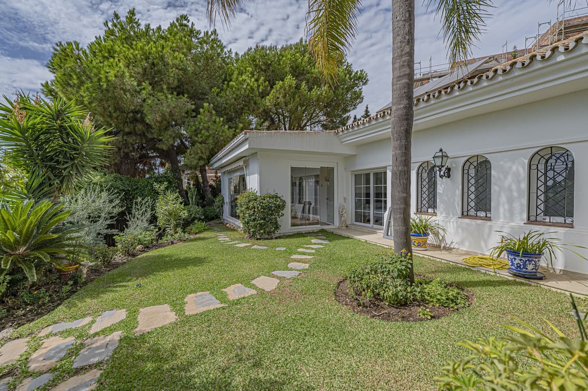 Detached Villa in El Paraiso — photo 3 of 10