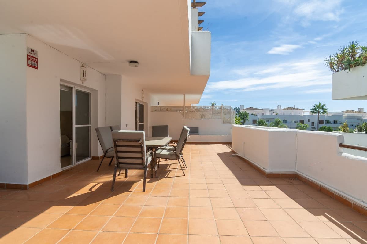Middle Floor Apartment in Estepona — photo 3 of 10