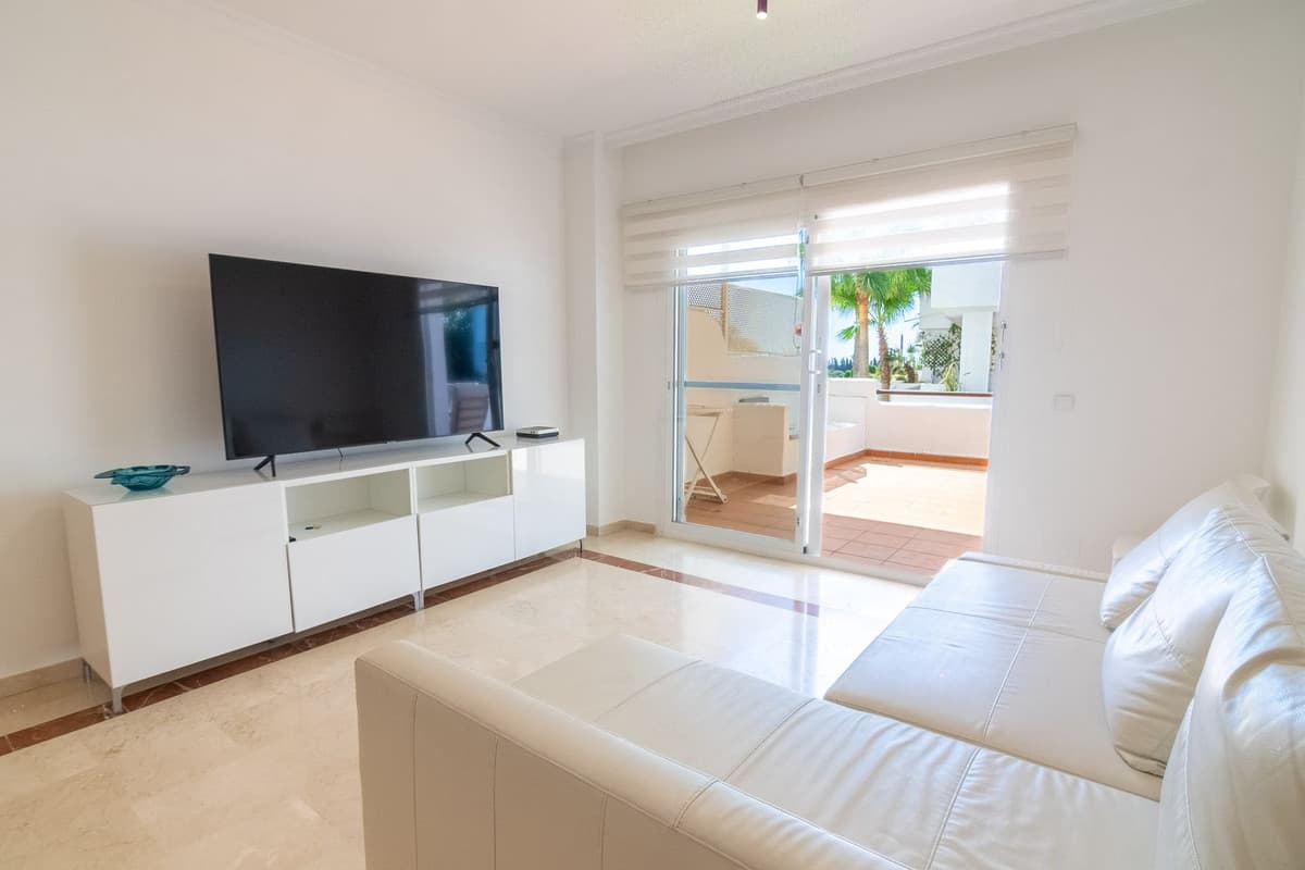 Middle Floor Apartment in Estepona — photo 8 of 10