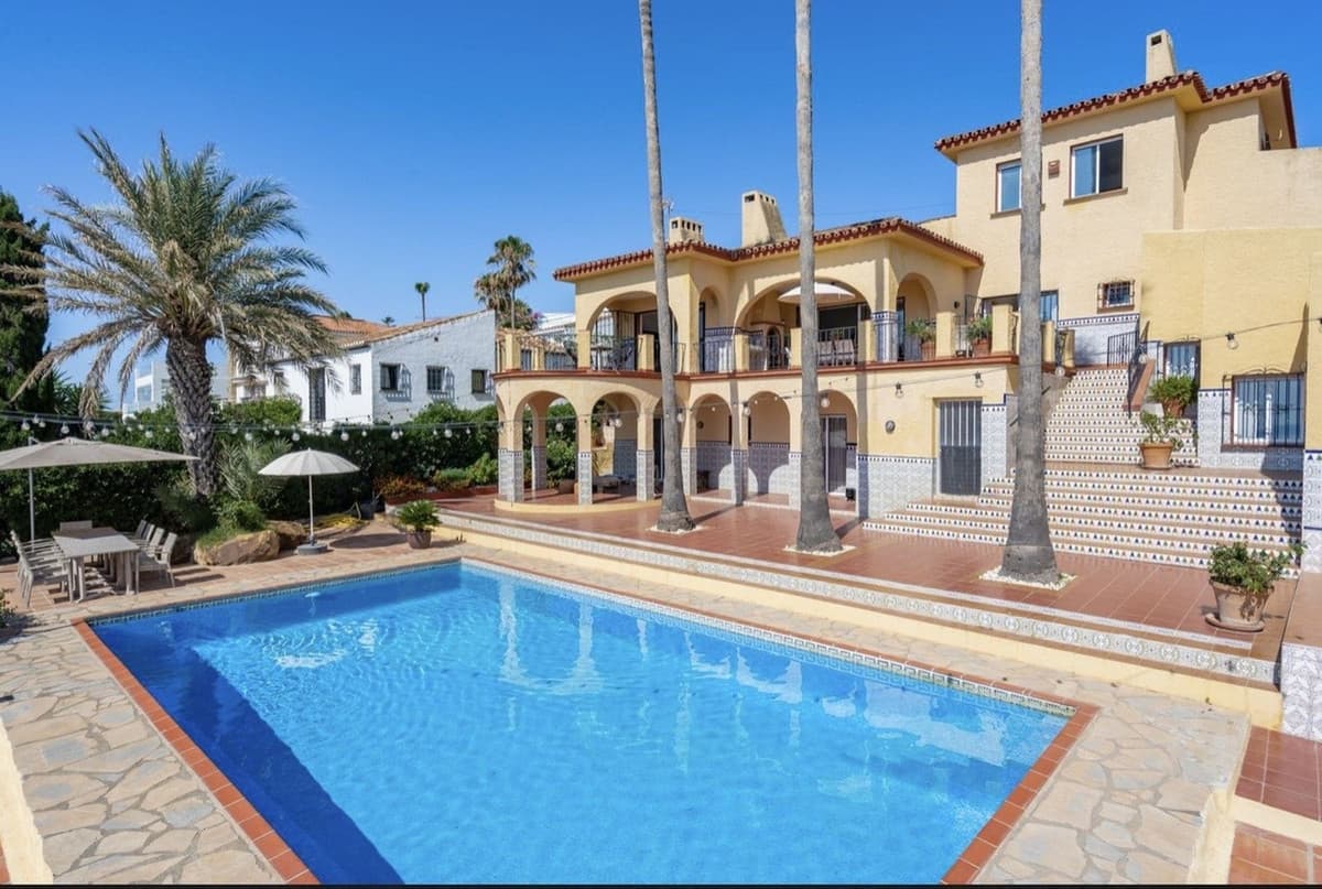 Detached Villa in Estepona — photo 1 of 10