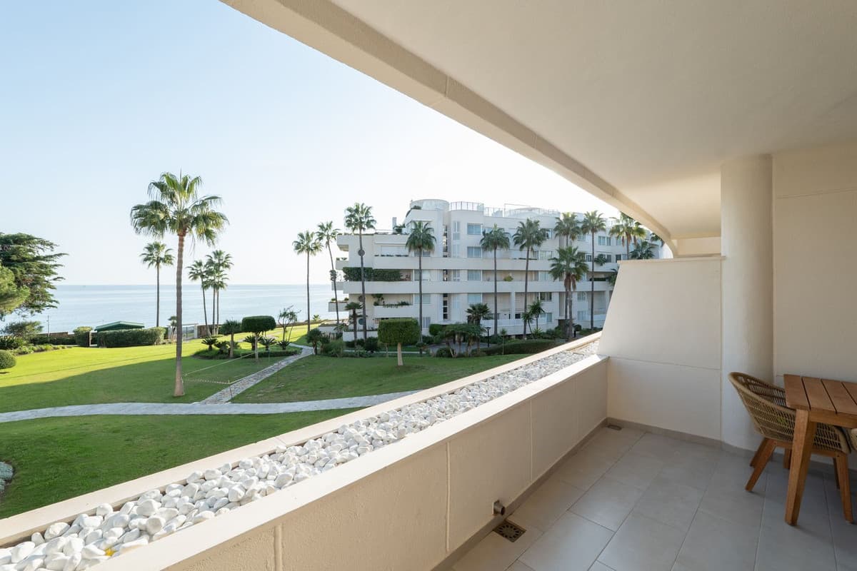 Middle Floor Apartment in Estepona — photo 3 of 10