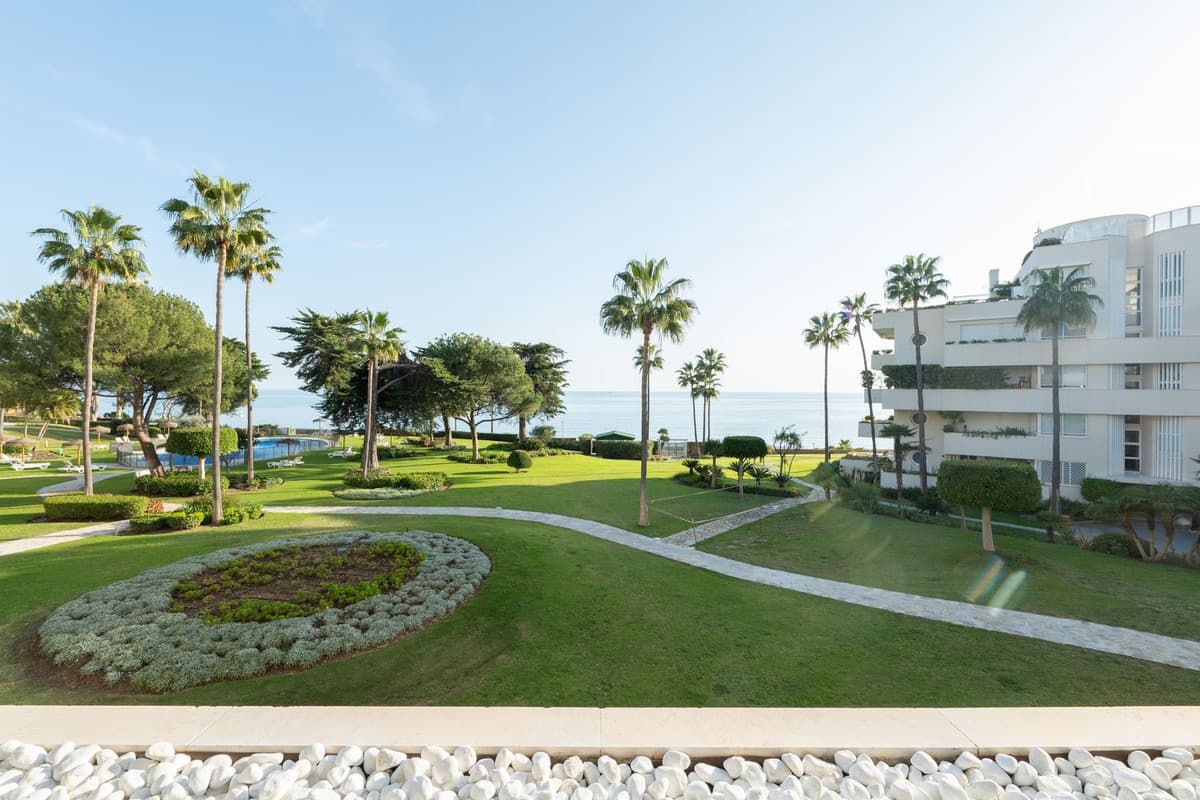 Middle Floor Apartment in Estepona — photo 5 of 10