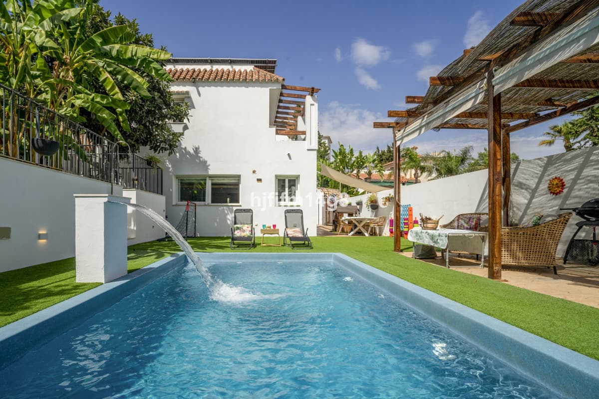 Detached Villa in La Campana — photo 1 of 10