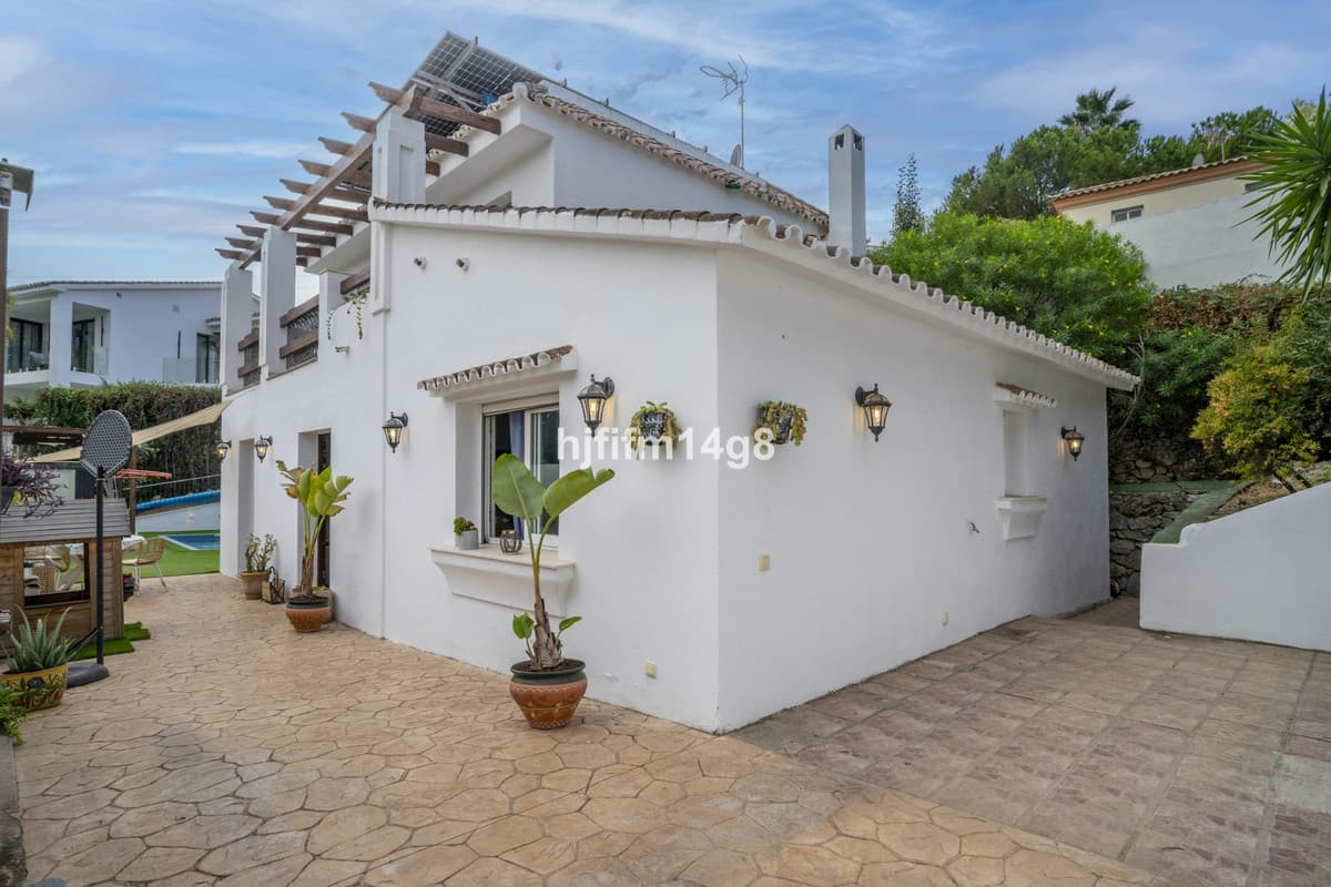 Detached Villa in La Campana — photo 3 of 10