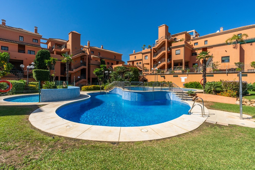 Middle Floor Apartment in Elviria — photo 1 of 10