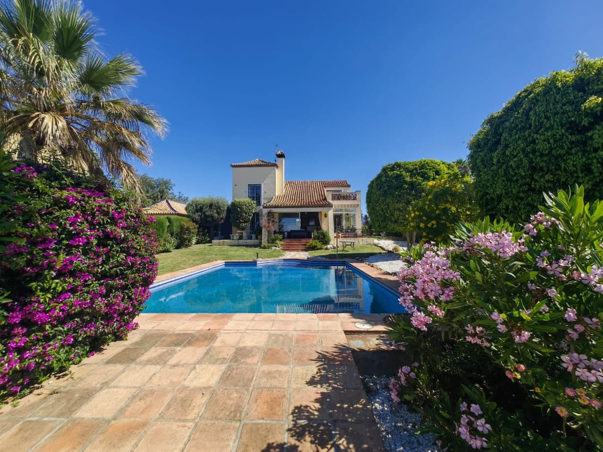 Detached Villa in Estepona — photo 1 of 10