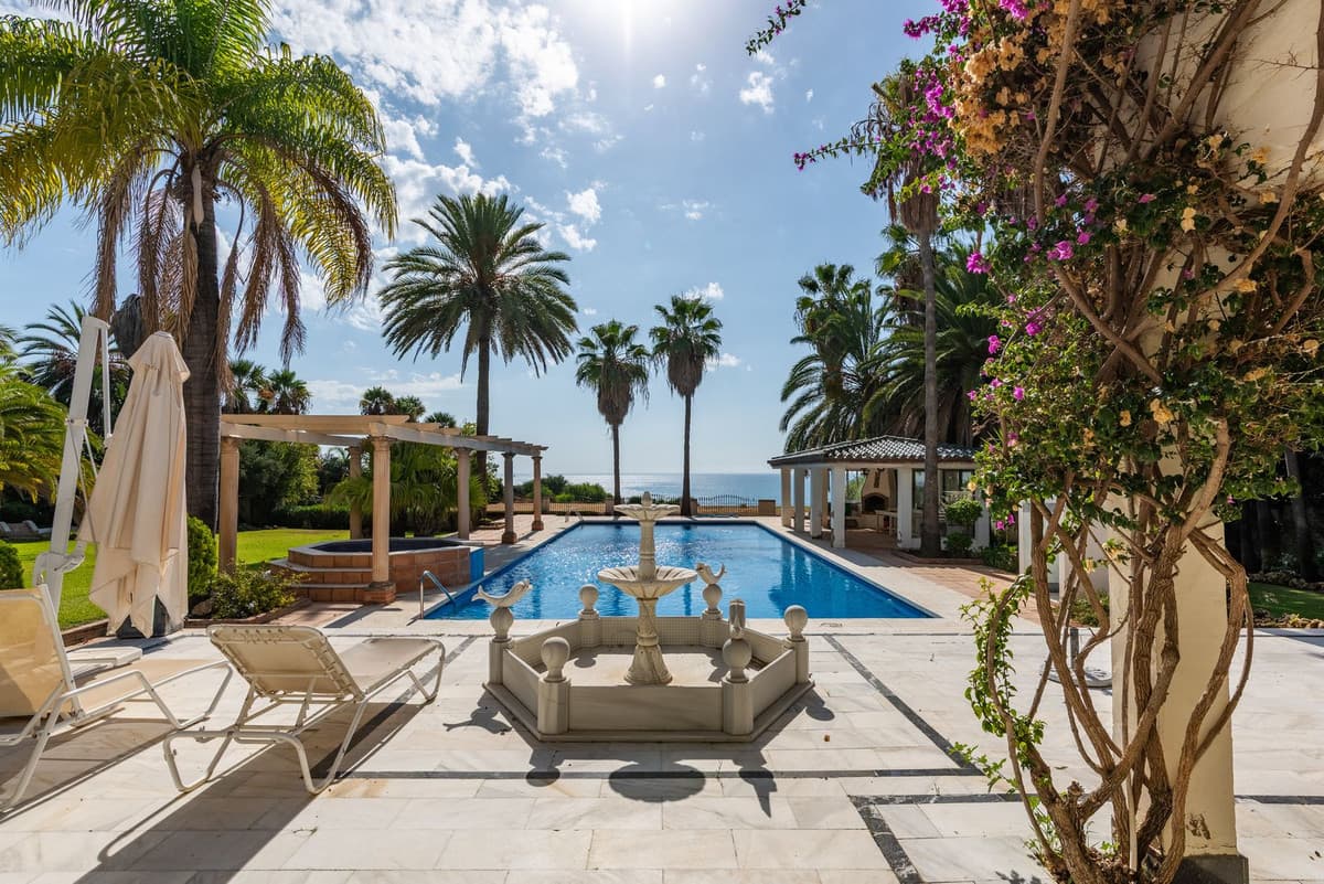 Detached Villa in Estepona — photo 1 of 10