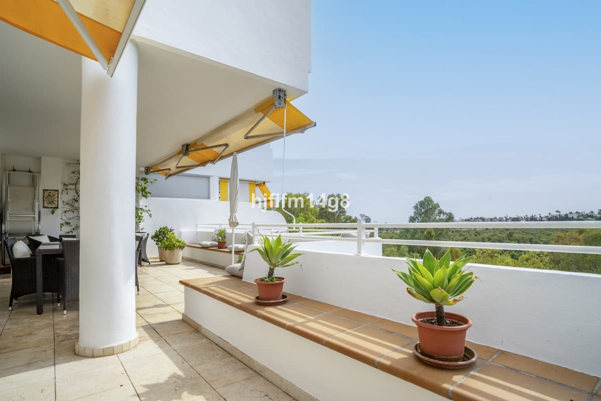 Middle Floor Apartment in Guadalmina Alta — photo 1 of 10