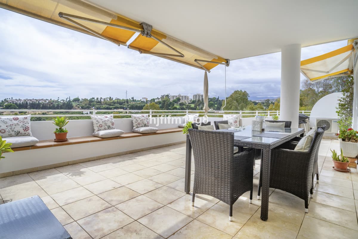 Middle Floor Apartment in Guadalmina Alta — photo 2 of 10