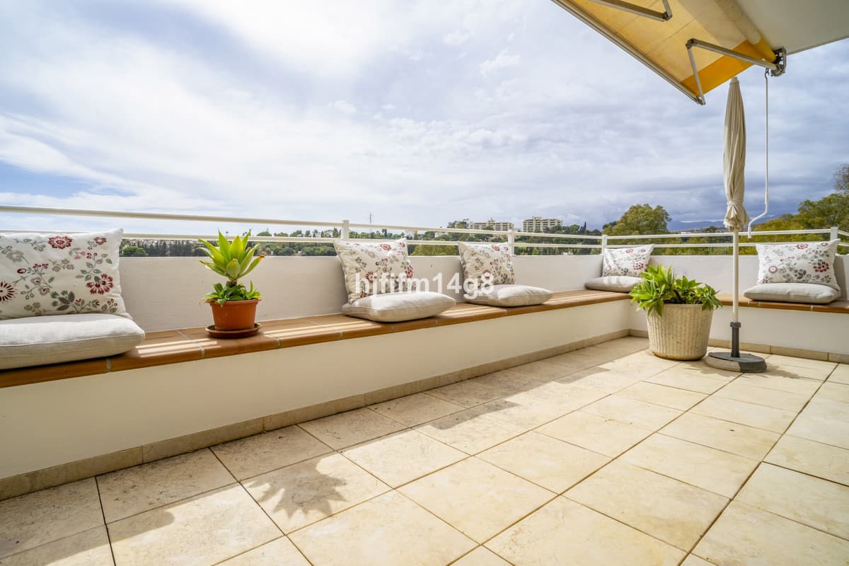 Middle Floor Apartment in Guadalmina Alta — photo 3 of 10