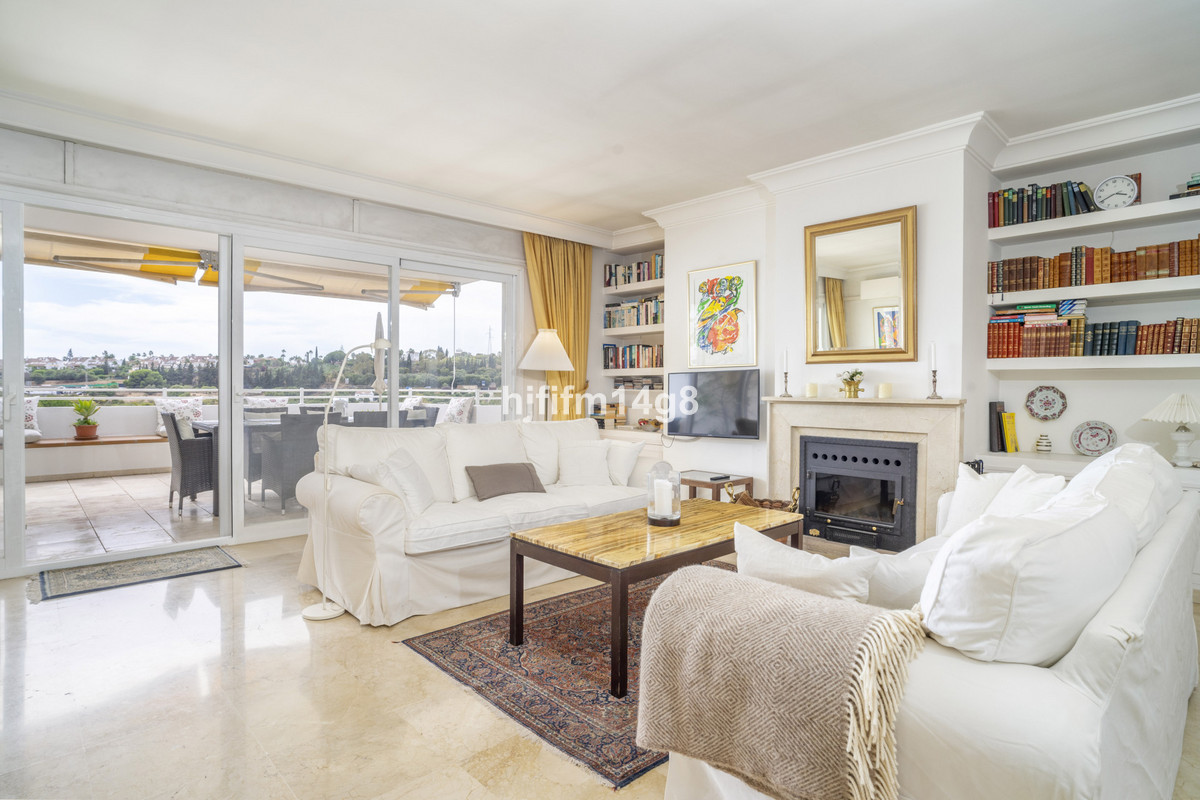 Middle Floor Apartment in Guadalmina Alta — photo 4 of 10