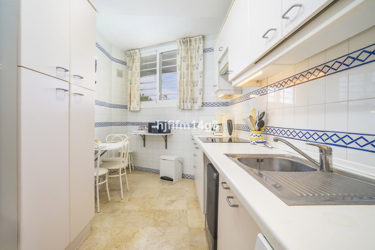 Middle Floor Apartment in Guadalmina Alta — photo 9 of 10