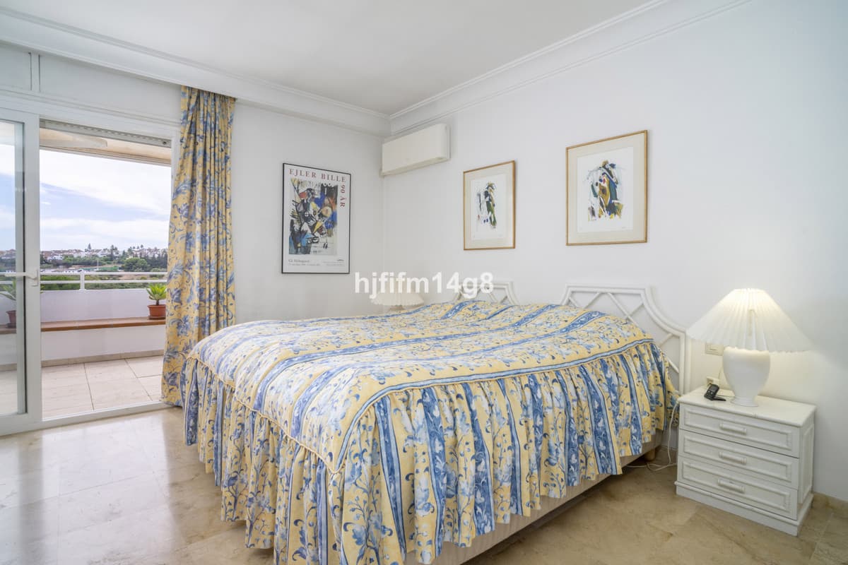 Middle Floor Apartment in Guadalmina Alta — photo 10 of 10