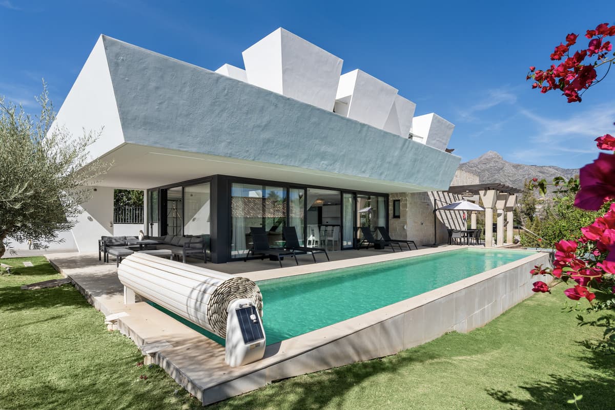 Detached Villa in Nueva Andalucía — photo 1 of 10