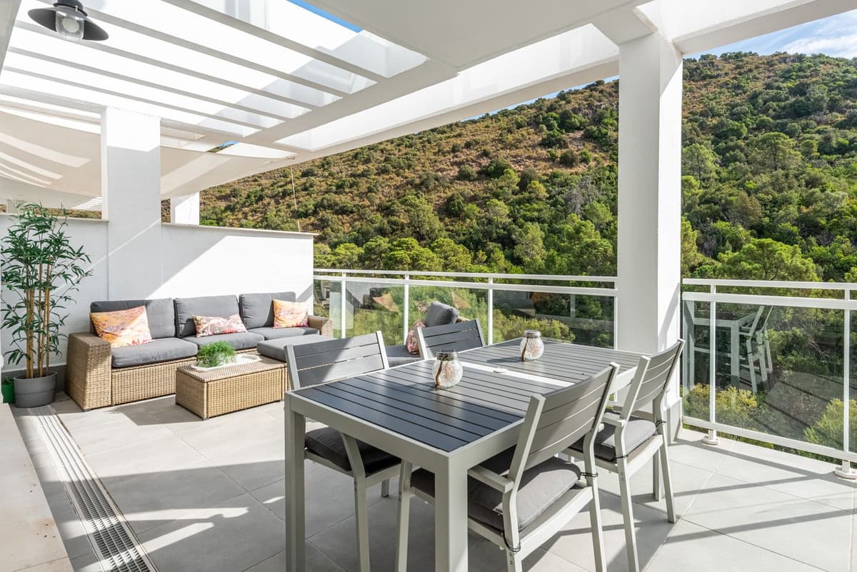 Middle Floor Apartment in Benahavís — photo 1 of 10