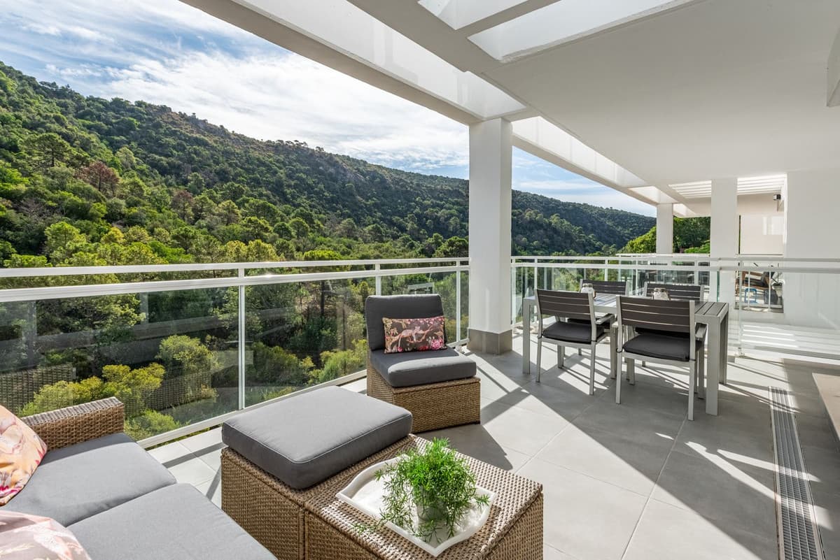 Middle Floor Apartment in Benahavís — photo 8 of 10