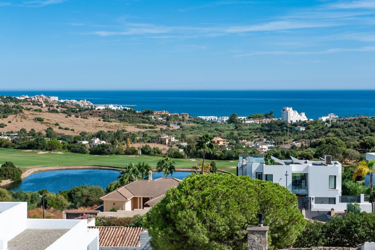 Top Floor Apartment in Estepona — photo 1 of 10