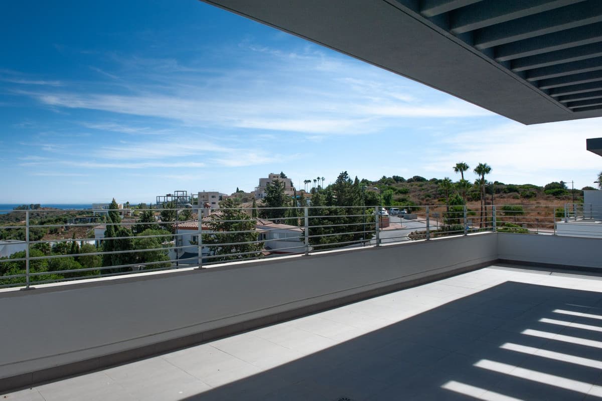 Top Floor Apartment in Estepona — photo 4 of 10