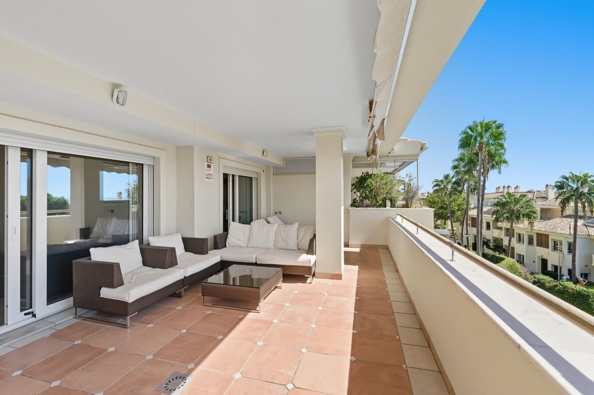 Middle Floor Apartment in Sierra Blanca — photo 8 of 10