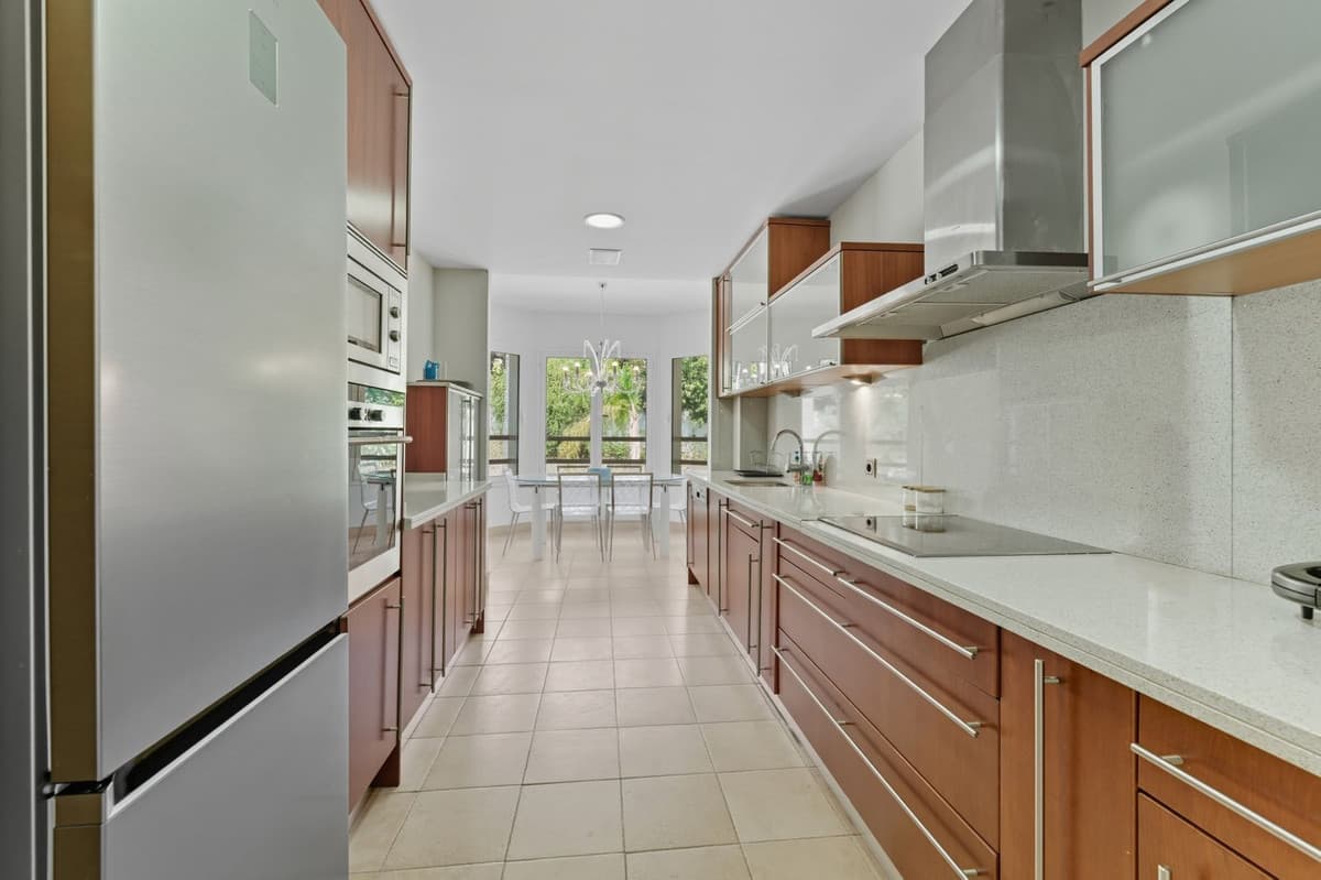 Middle Floor Apartment in Sierra Blanca — photo 9 of 10