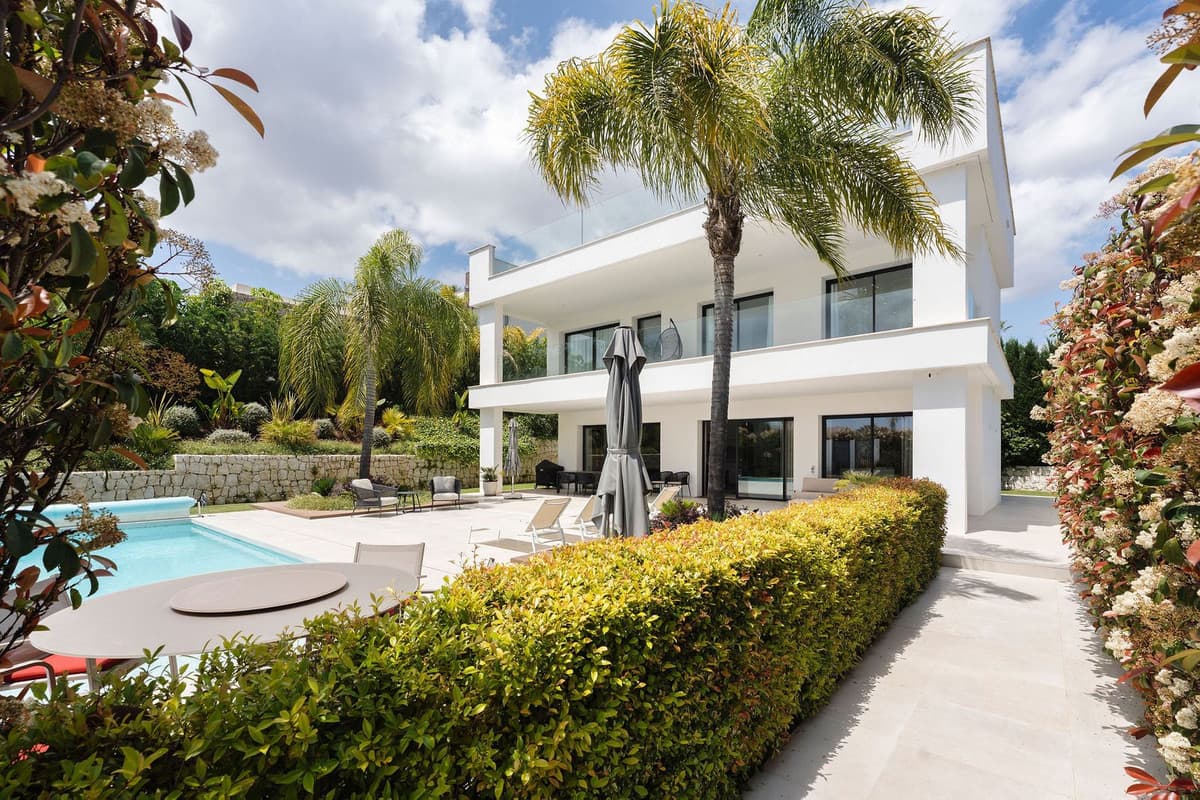 Detached Villa in Nueva Andalucía — photo 1 of 10
