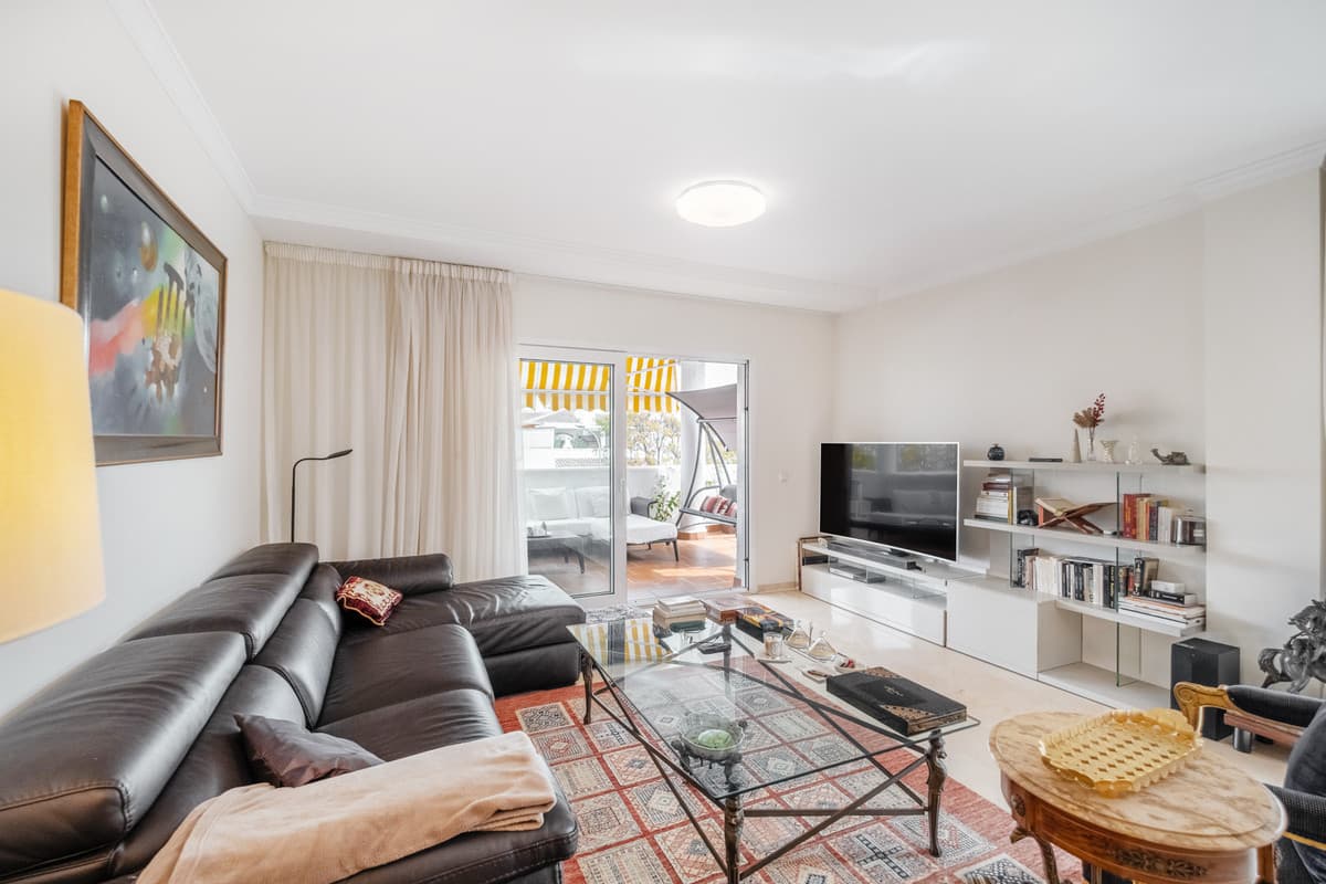 Middle Floor Apartment in The Golden Mile — photo 2 of 10