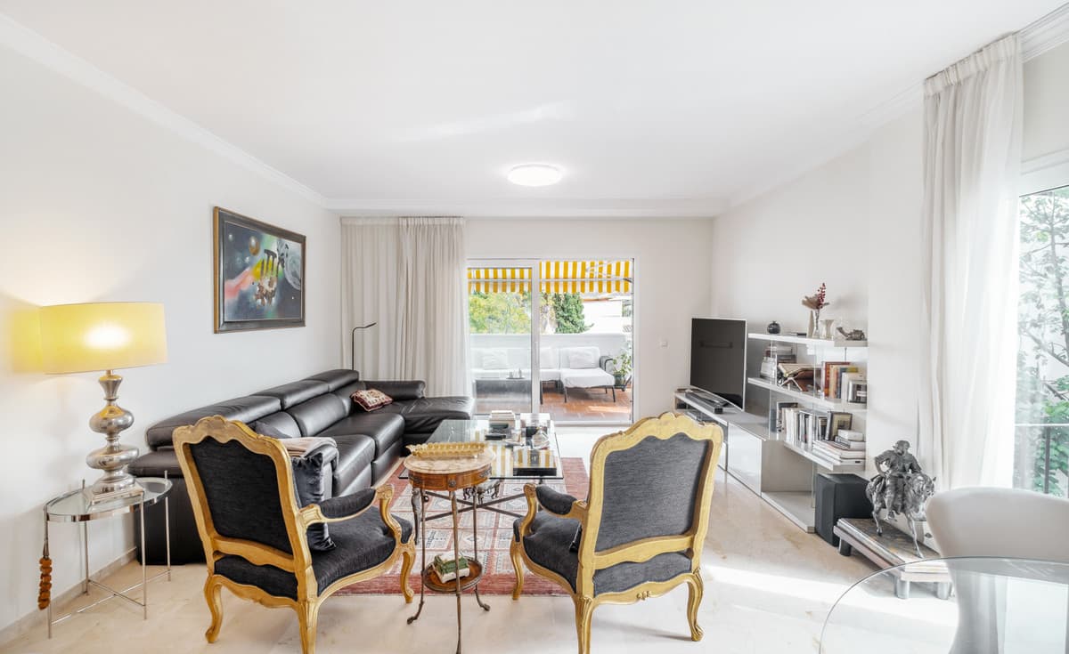Middle Floor Apartment in The Golden Mile — photo 5 of 10