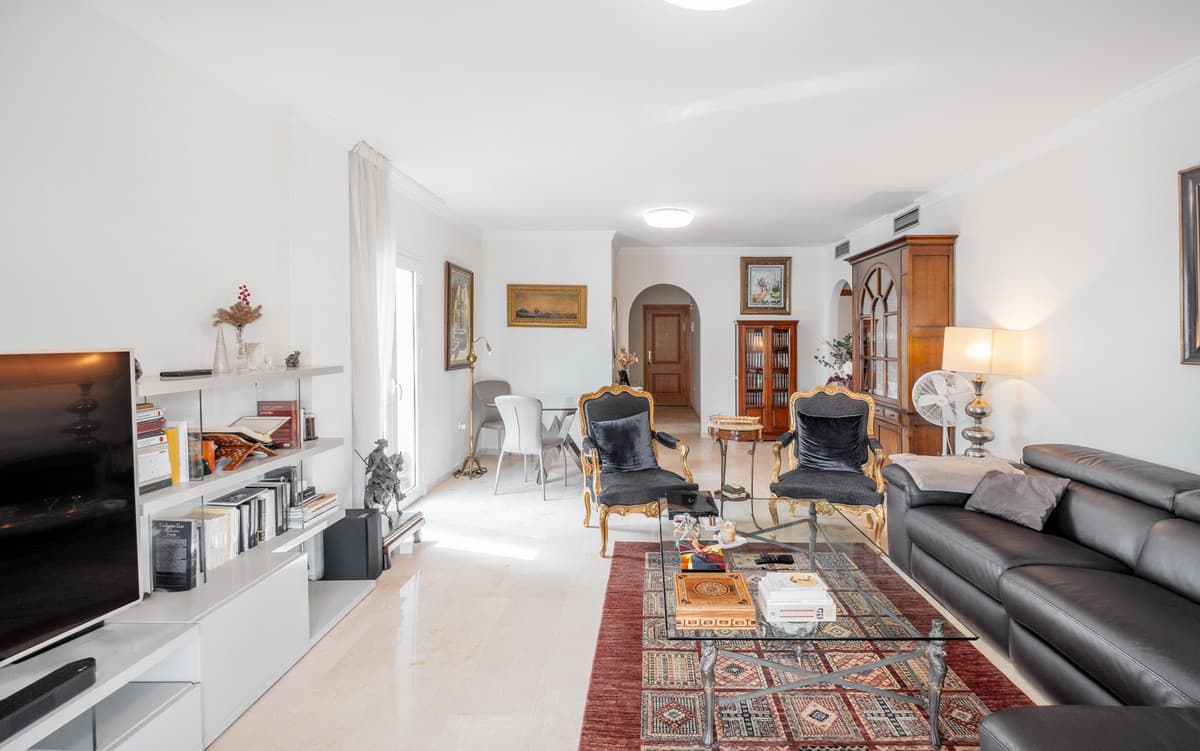 Middle Floor Apartment in The Golden Mile — photo 6 of 10