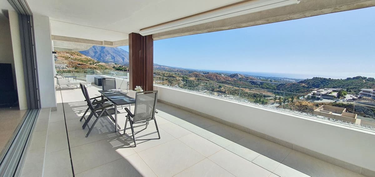 Middle Floor Apartment in La Quinta — photo 1 of 10