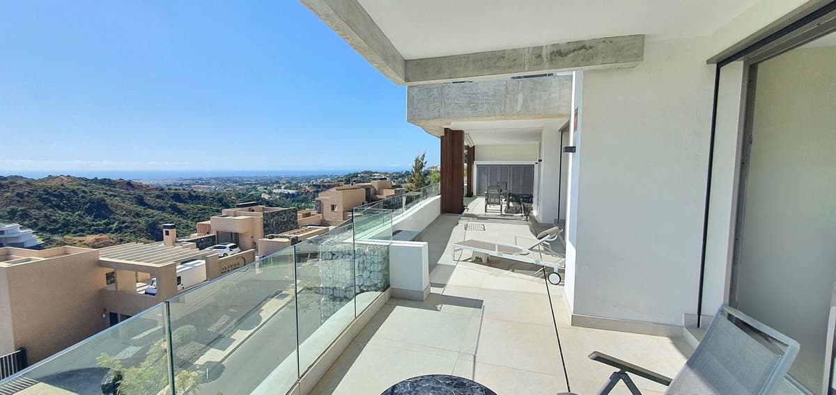 Middle Floor Apartment in La Quinta — photo 5 of 10