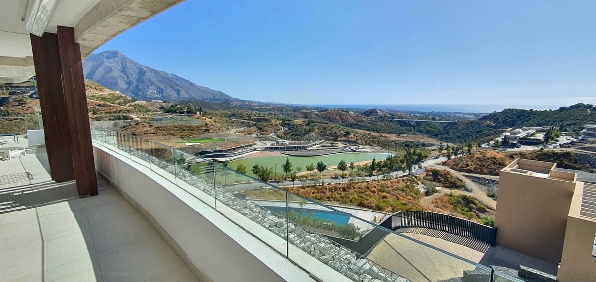 Middle Floor Apartment in La Quinta — photo 6 of 10