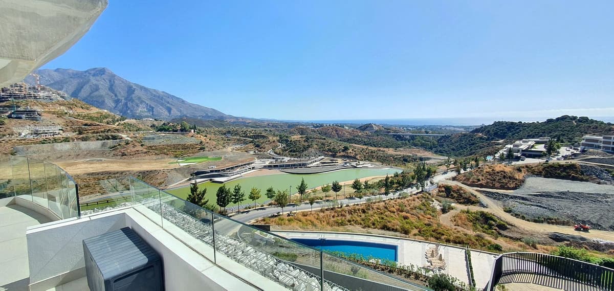 Middle Floor Apartment in La Quinta — photo 7 of 10