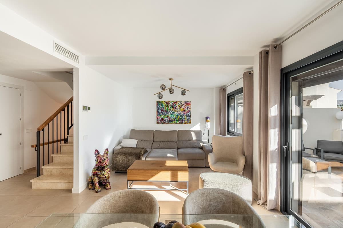 Townhouse in El Paraiso — photo 3 of 10