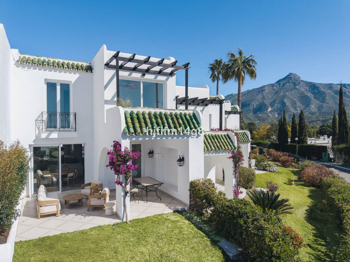 Townhouse in La Colina — photo 1 of 10