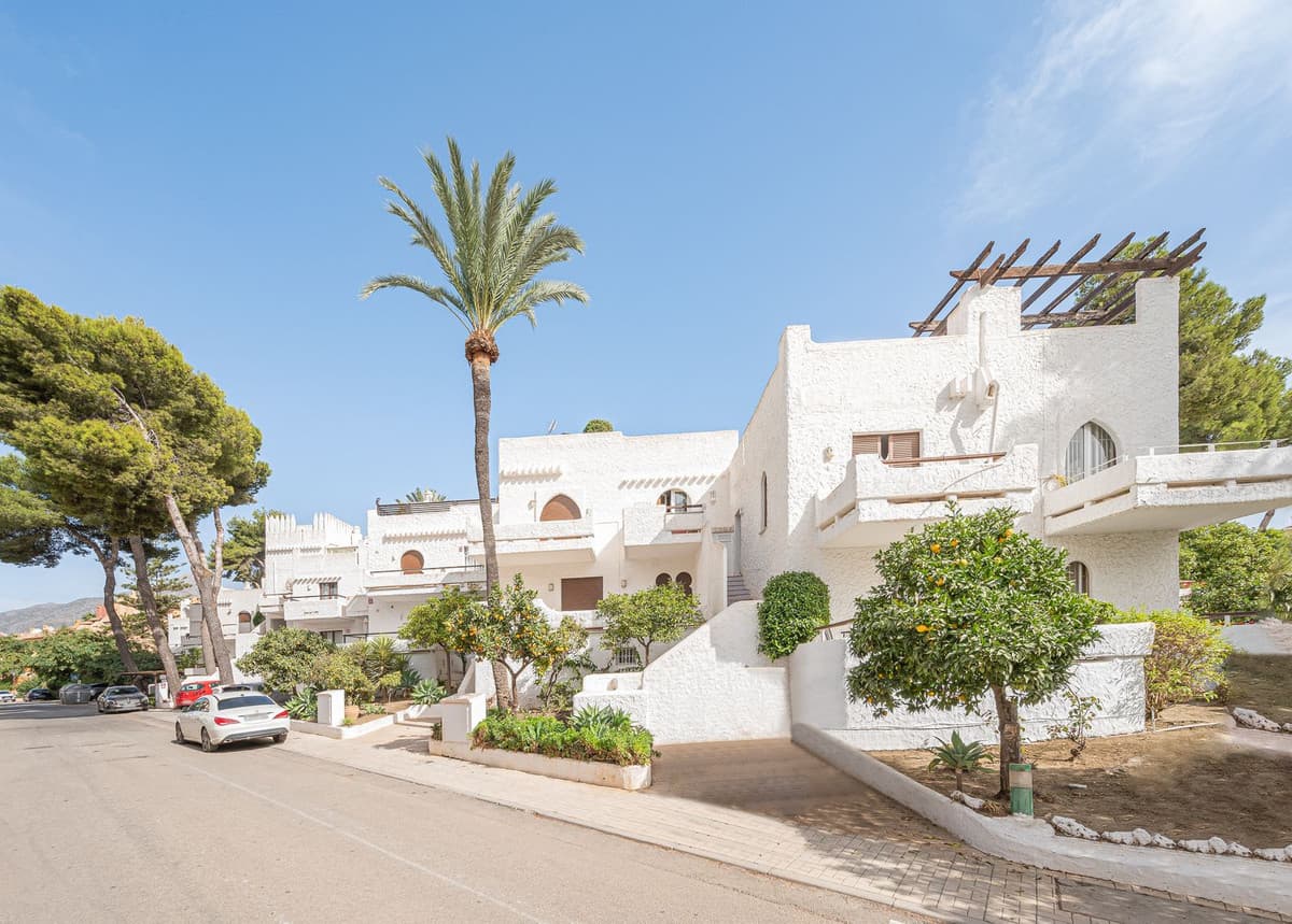 Townhouse in Nueva Andalucía — photo 2 of 10