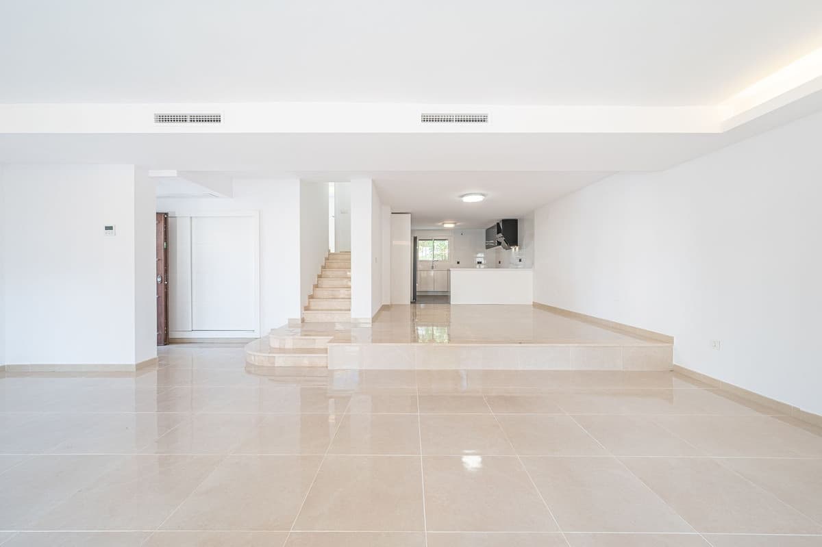 Townhouse in Nueva Andalucía — photo 4 of 10
