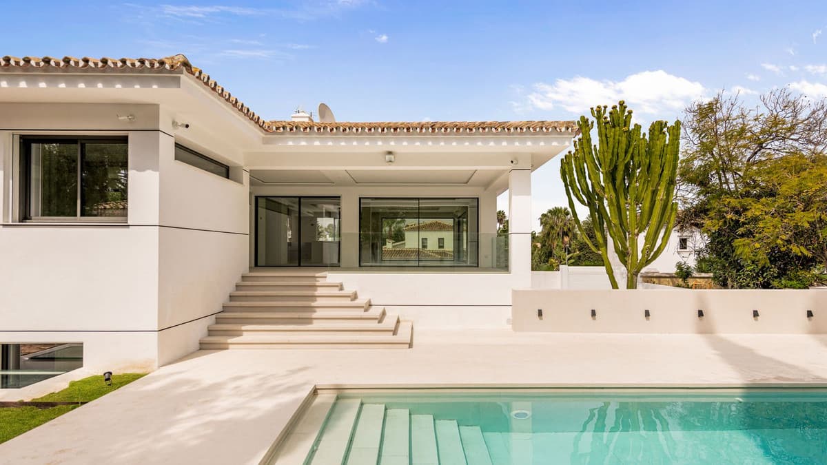 Detached Villa in Guadalmina Alta — photo 1 of 10