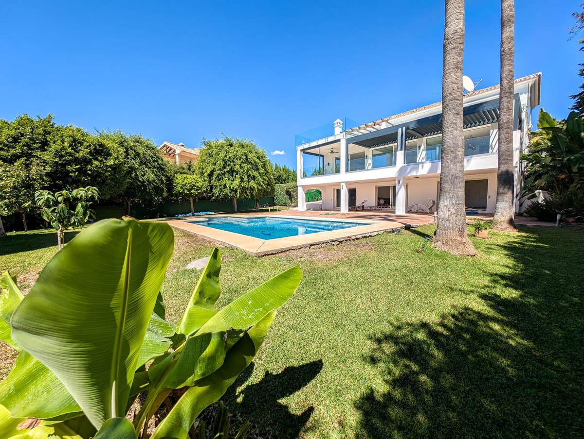 Detached Villa in Nueva Andalucía — photo 1 of 10