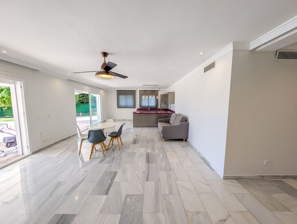Detached Villa in Nueva Andalucía — photo 7 of 10