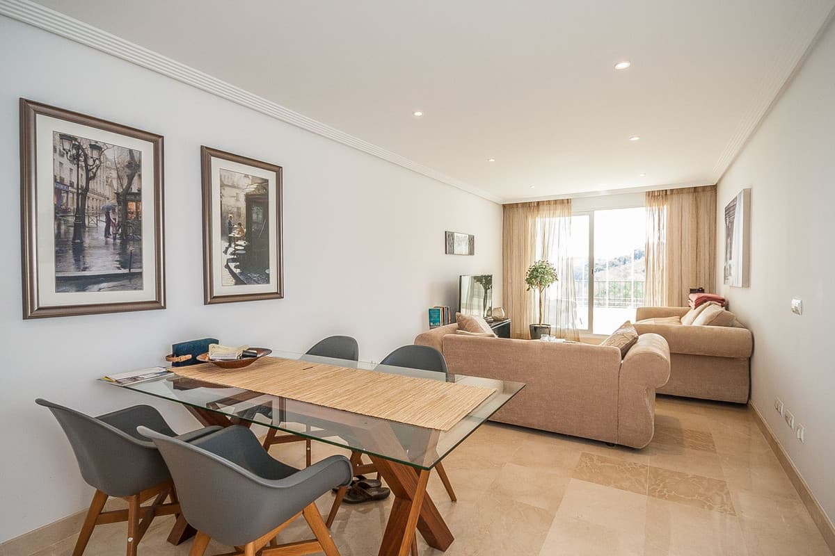 Middle Floor Apartment in Elviria — photo 3 of 10