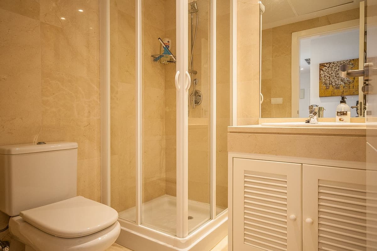 Middle Floor Apartment in Elviria — photo 9 of 10