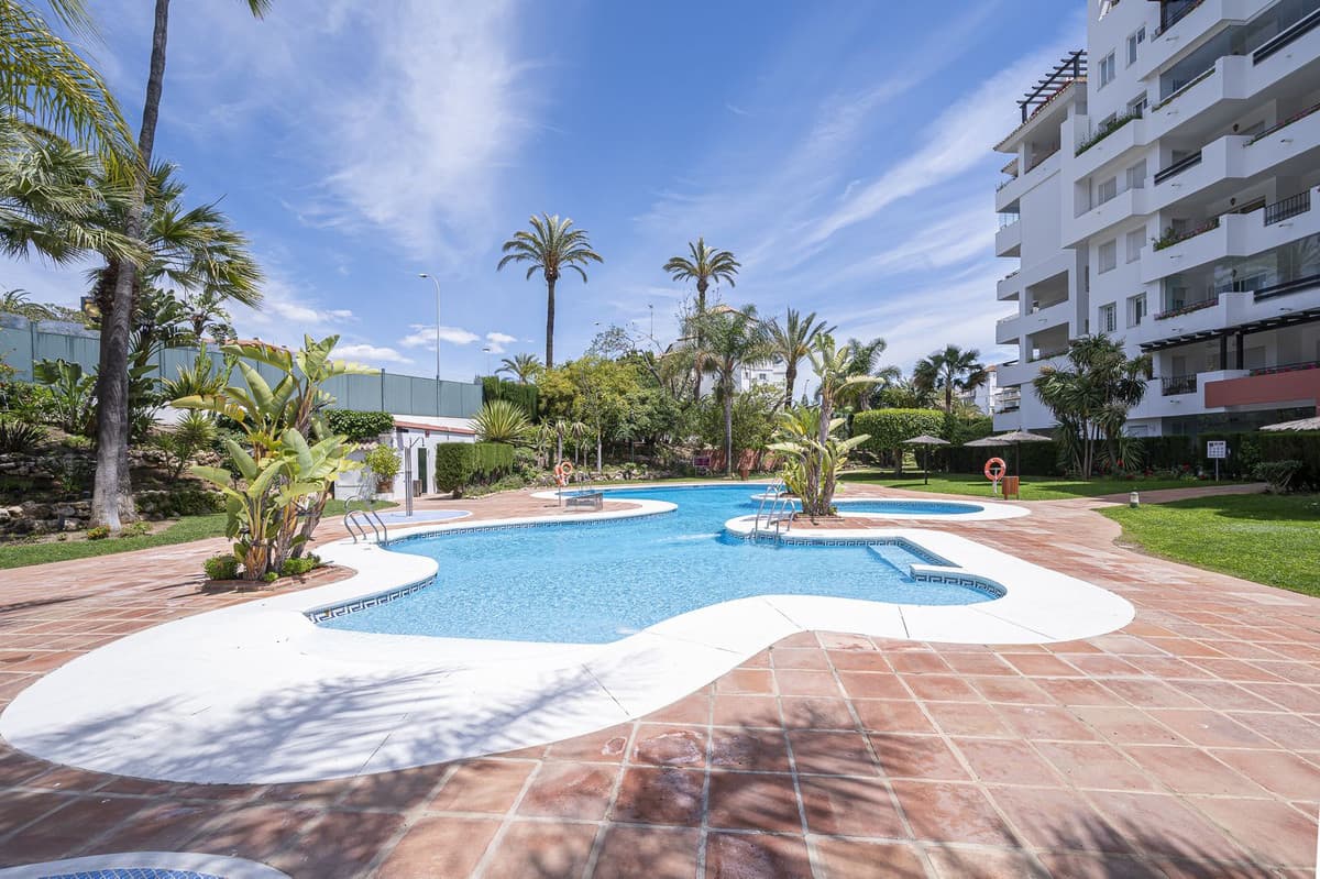 Middle Floor Apartment in Puerto Banús — photo 1 of 10