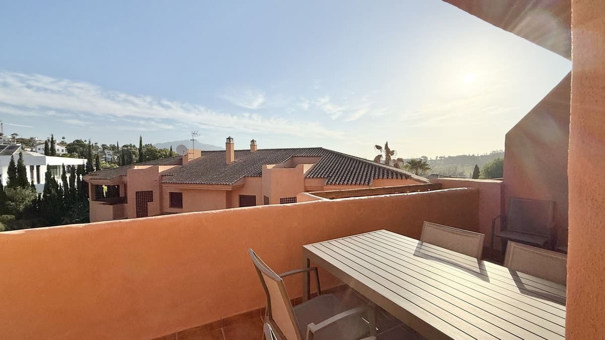 Middle Floor Apartment in Benahavís — photo 2 of 10
