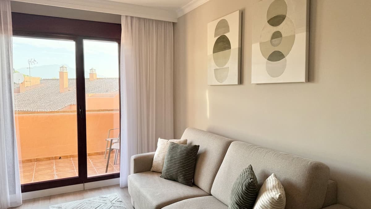 Middle Floor Apartment in Benahavís — photo 9 of 10