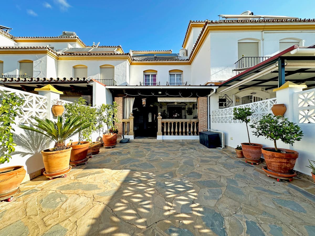 Townhouse in Estepona — photo 1 of 10