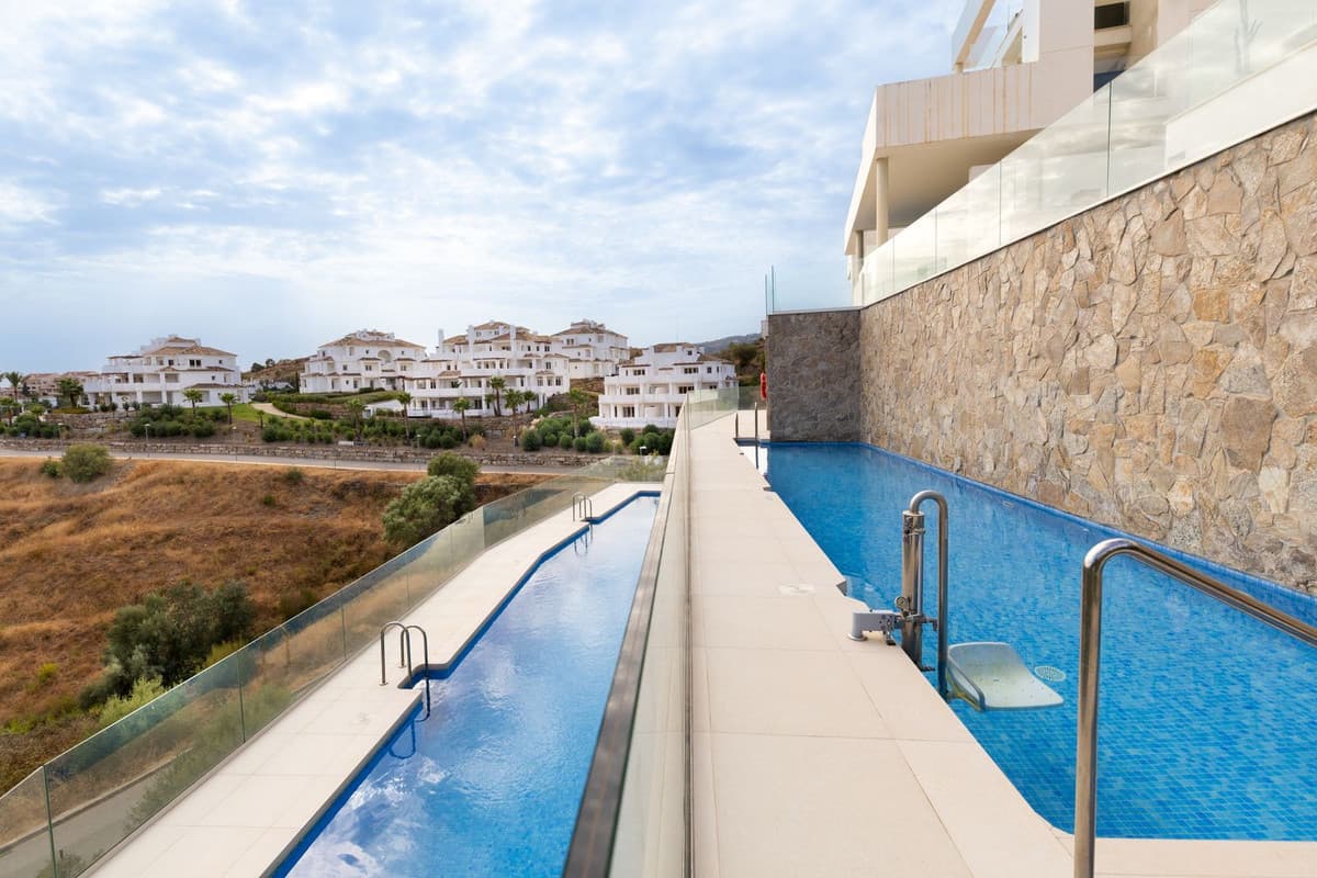 Middle Floor Apartment in Nueva Andalucía — photo 9 of 10