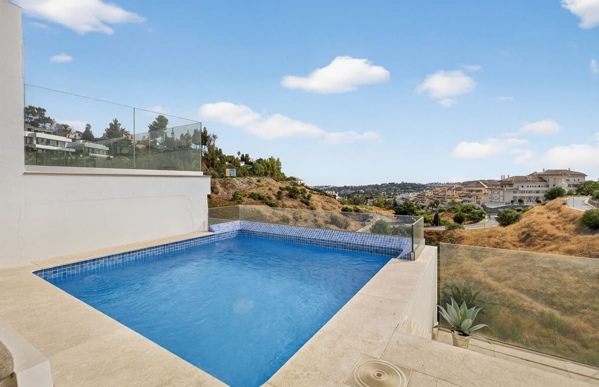 Middle Floor Apartment in Nueva Andalucía — photo 10 of 10